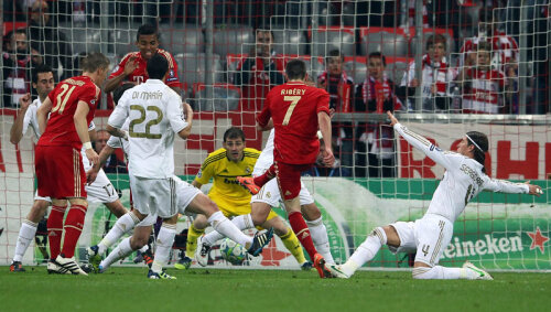 Golul de 1-0: În momentul șutului lui Ribery (foto mare), Gustavo e clar în ofsaid (captură) și pe traiectoria balonului, peste care sare