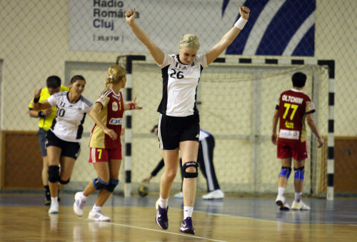 Clara Vădineanu a jucat la Vîlcea pînă în sezonul trecut. Aseară şi-a învins fosta echipă