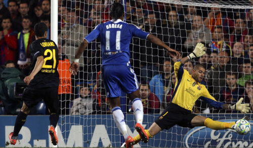 Momentul cheie: în prelungirile  primei reprize, Drogba marchează  golul victoriei lui Chelsea // Foto: Guliver/GettyImages