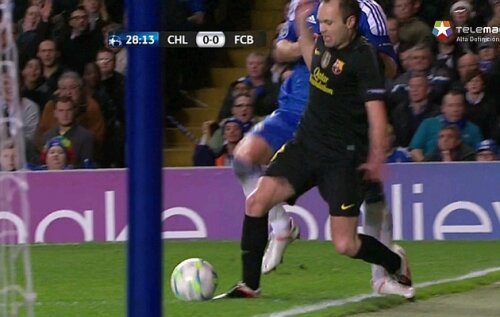 Momentul în care Iniesta este bruscat de Cahill