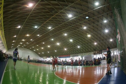 HC Zalău e nevoită să joace
meciurile de pe teren propriu
în sala Liceului “Avram Iancu”,
Sala Sporturilor fiind în
renovare