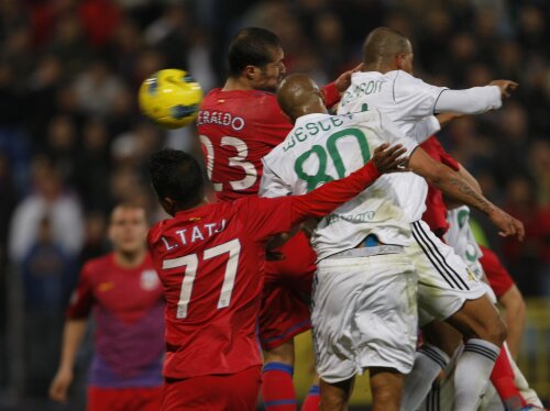 Diferenţa de talie dintre Wesley şi Tatu a decis faza fixă din minutul 59, dar şi meciul de aseară