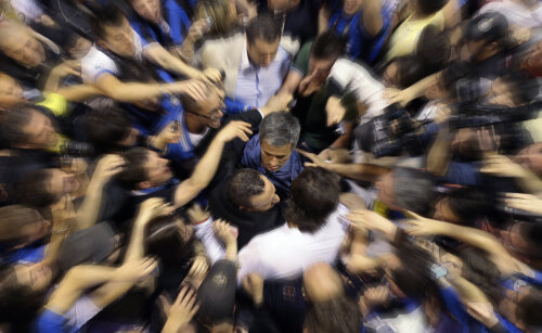 Jose Mourinho, unul dintre cei mai mari antrenori din fotbal, asaltat de presă şi fani // Foto: Reuters