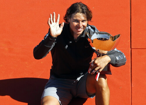 Rafael Nadal şi trofeul de la Monte Carlo, pe care îl tot cîştigă din 2005 încoace // Foto: Reuters
