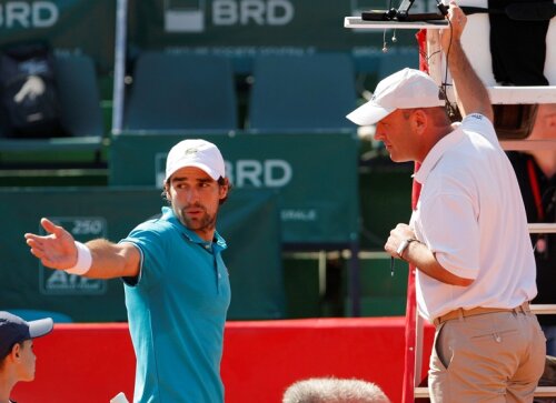 Jeremy Chardy (stînga) nemulţumit de evoluţia sa din meciul cu Starace a mai dat vina uneori şi pe arbitru. Ca la fotbal :D Foto: Raed Krishan