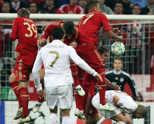 4 jucători ai lui Bayern se feresc de şutul lui CR7 // Foto: Guliver/GettyImages