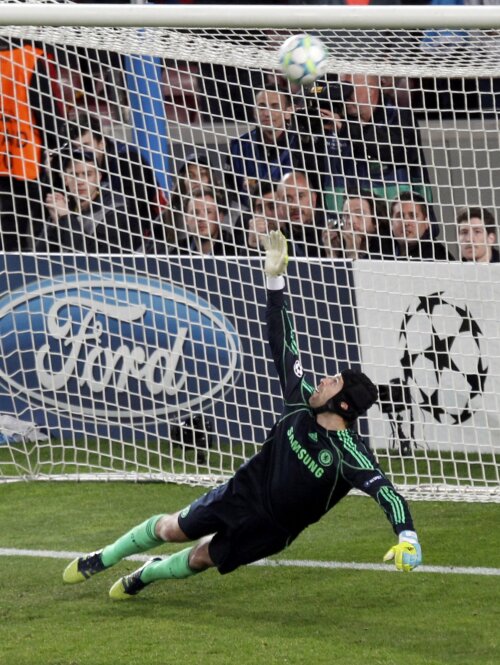 Cech era bătut, dar mingea trasă de Messi din penalty a lovit ”transversala”. Era prima bară a lui Leo (foto: Reuters)