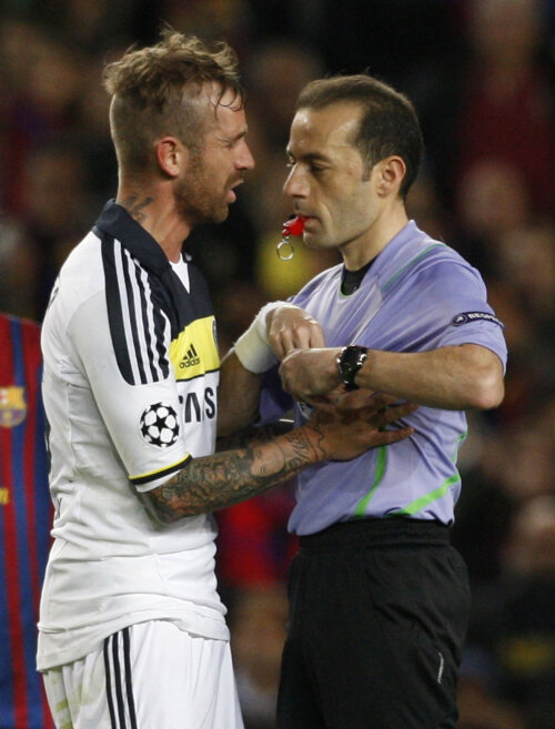 Raul Meireles s-a rugat de arbitru să nu-i dea ”galben”, dar turcul Cuneyt Cakir nu l-a iertat (foto: Reuters)