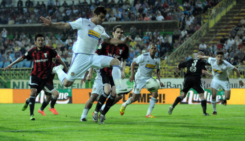 Constantin a profitat de amnezia lui Găman şi a marcat lejer pentru 2-1, din 6 metri // Foto: Gabriel Tănase