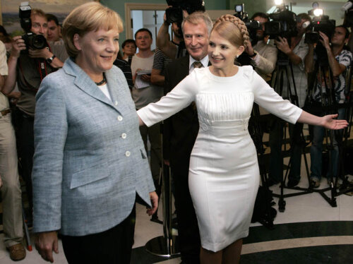 Angela Merkel (stînga), la o vizită în Ucraina în 2008, alături de Iulia Timoşenko