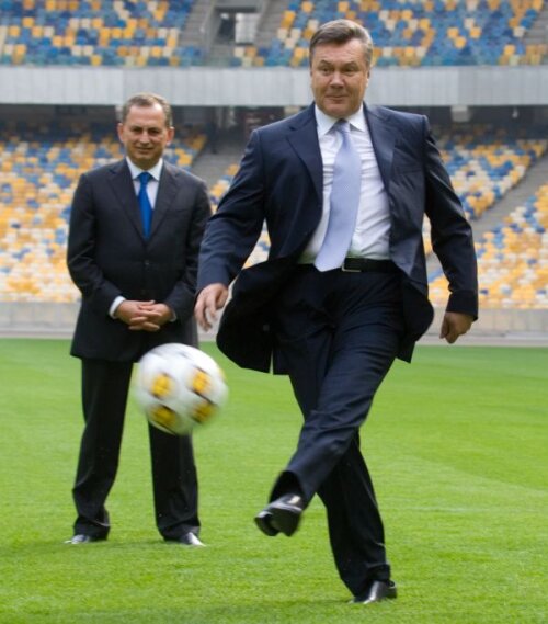 Germania amenință
să-i ia mingea lui
Ianukovici
