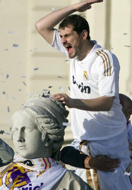 Iker Casillas a înfășurat într-un steag blanco statuia Cibeles