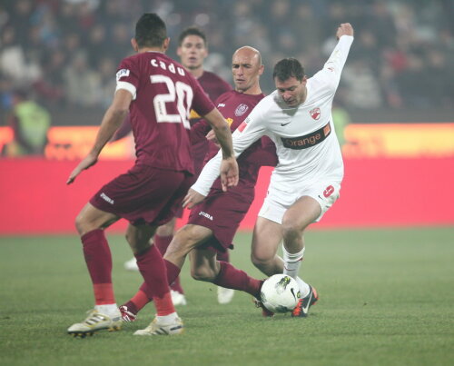 Marius Niculae a cîştigat duelul cu fundaşii ardeleni în tur, 3-2 pentru Dinamo