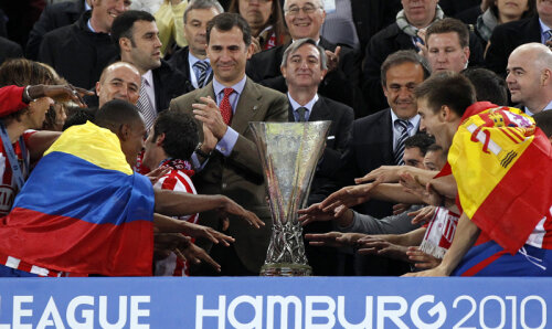 Prinţul Felipe (în centru), trofeul Europa League şi jucătorii lui Atletico Madrid, după finala din 2010 // Foto: Reuters