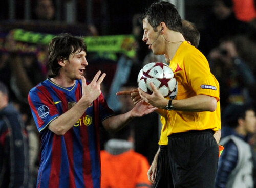 Arbitrul Stark îi cere tricoul lui Messi. A fost refuzat // Foto: AFP