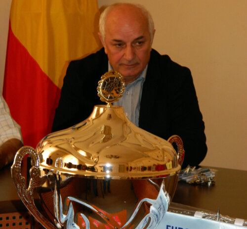 Gheorghe Tadici nu scapă trofeul EHF din ochi // Foto: Teo Biriş (Oradea)