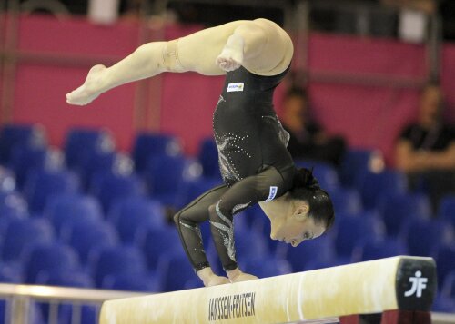 Cătălina Ponor în timpul exercițiului la bîrnă, care i-a adus aurul continental (foto: Reuters)