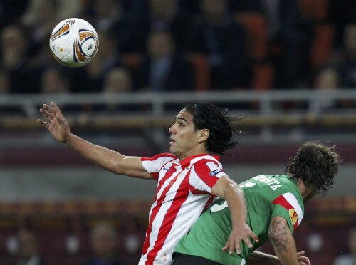 Falcao este mic, dar se face mare cînd sare (foto: Reuters)