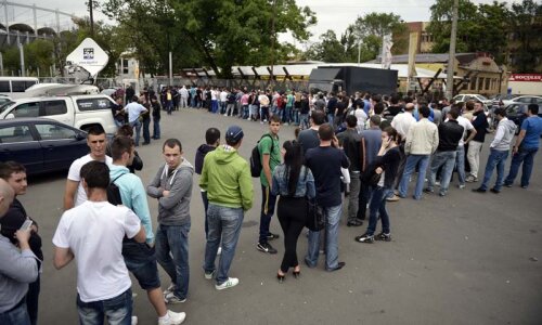 De-a întregii zile, mii de suporteri au format ieri cozi interminabile la casele de bilete de la Arena Naţională pentru a prinde un tichet la Steaua - Dinamo // Foto: Raed Krishan