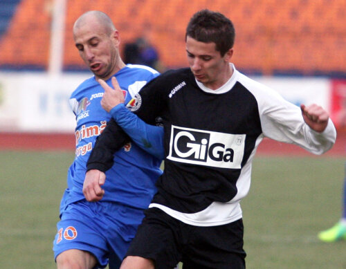 Ilyeş (stînga, în duel cu Achim) a înscris şase goluri în acest sezon