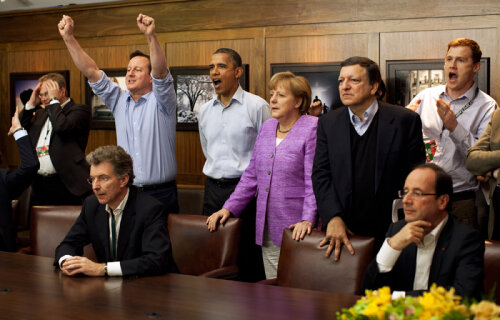 Barack Obama, încadrat de David Cameron (cu mîinile ridicate) şi de Angela Merkel // Foto: Reuters