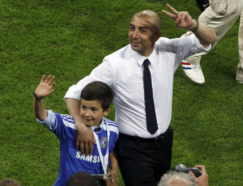 Di Matteo sărbătorește împreună cu băiatul său titlul pe care numai Del Bosque și Goethals, numiți în timpul sezonului la Real și OM, l-au cucerit