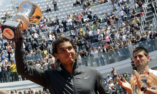 Rafael Nadal ridică trofeul de la Roma, Novak Djokovici îl aplaudă // Foto: Reuters