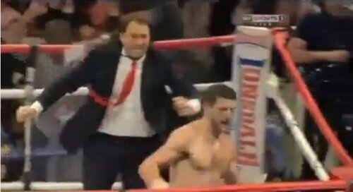 FOTO captură: Primul moment în care promoterul lui Carl Froch, Eddie Hearn, intră în ring deşi arbitrul nu anunţase decizia