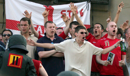 Fanii englezi şi berea care le dă curaj // Foto: Reuters