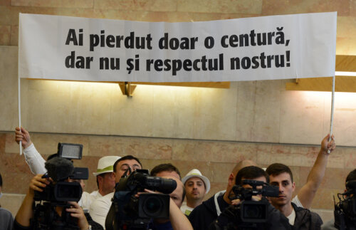 Mesajul suporterilor români pentru Lucian Bute