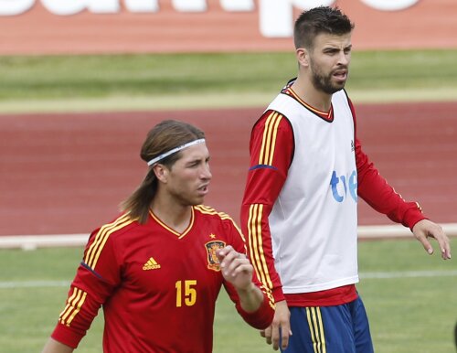 Madrilenul Sergio Ramos și barcelonezul Gerard Pique, cei mai scumpi fundași din lume (foto: Reuters)