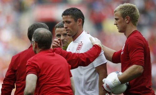 Cahill s-a accidentat în meciul amical cu Belgia după un contact violent cu Hart Foto: Reuters