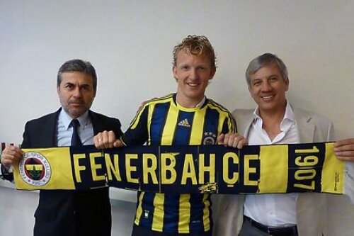 Kuyt la prezentarea oficială la Fener, după semnarea contractului