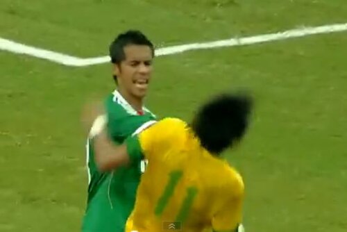 Momentul în care Neymar este lovit de Meza