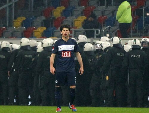 Kobiașvili nedumerit în timp ce poliția restabilea ordinea pe stadionul din Dusseldorf (foto: Reuters)