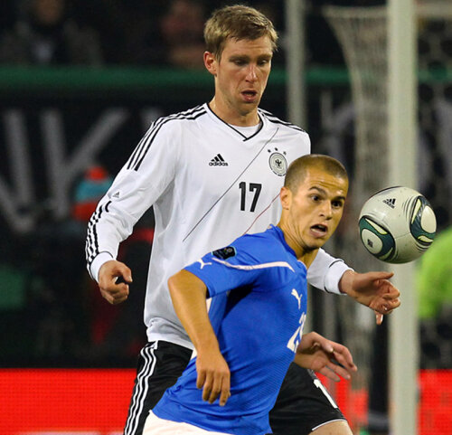 34 cm sînt între Mertesacker (1.98 - cel mai înalt soper) şi Giovinco (1,64 - cel mai scund atacant)