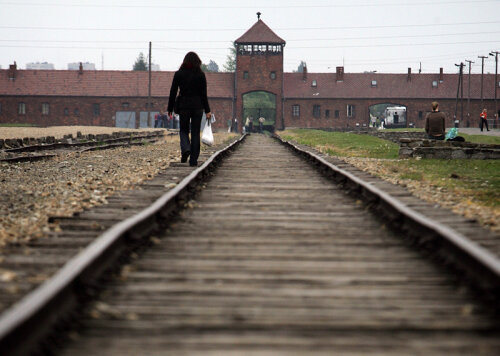 Intrarea în lagărul de exterminare de la Auschwitz-Birkenau