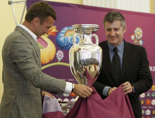 Șevcenko se uită cu jind la trofeul care i-ar aduce lui și colegilor săi o grămadă de bani (foto: Reuters)