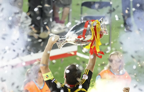 Casillas speră să poată repeta performanţa din 2008 şi să ridice din nou trofeul deasupra capului Foto: Reuters