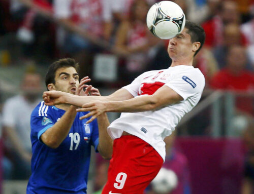 Polonezul Lewandowski se înalță și reia cu capul din fața lui Papastathopoulos, cel care avea să devină 
