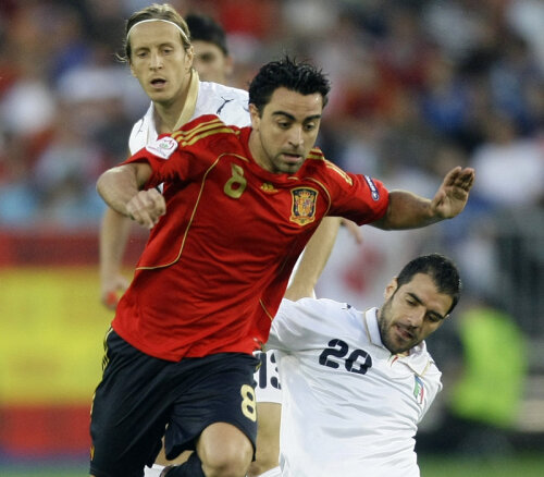 Xavi (stînga) îl depăşeşte pe Perrotta. Pe 22 iunie 2008, Spania a învins Italia (0-0, 4-2 la penaltyuri) şi s-a calificat în semifinale la Euro // Foto: Reuters