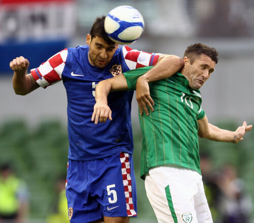 Croatul Corluka (stînga) şi irlandezul Robbie Keane, foşti colegi la Tottenham, adversari feroce la orice confruntare a 