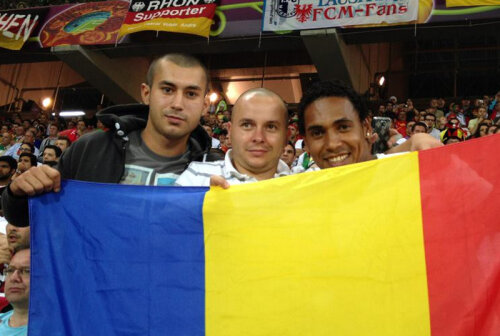 Eric (dreapta) nu a ratat ocazia să se pozeze cu tricolorul nici la Lvov