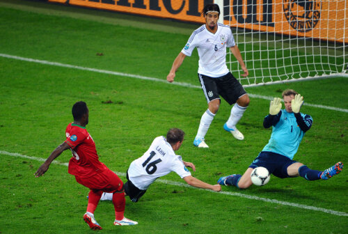 Neuer blochează balonul expediat de Varela (în roșu) și păstrează pe tabelă scorul de 1-0 stabilit de Gomez
// Foto: Reuters