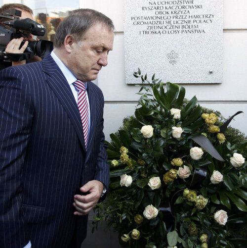 Dick Advocaat, selecţionerul olandez al Rusiei, lîngă monumentul dedicat victimelor de la Smolensk // Foto: Reuters