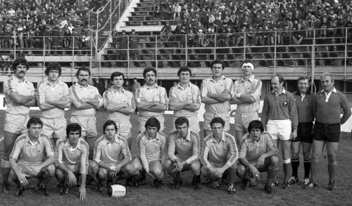 Ion Constantin (al patrulea pe rîndul de jos), în echipa României care a învins Franţa cu 15-0 în 1980 // Foto: Gazeta Sporturilor