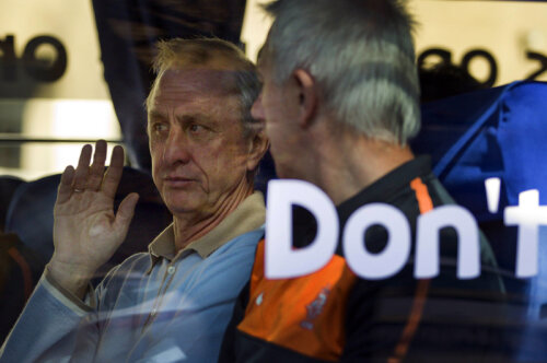 Marele Cruyff (stînga) îi explică lui Van Marwijk ce trebuie să facă // Foto: Reuters