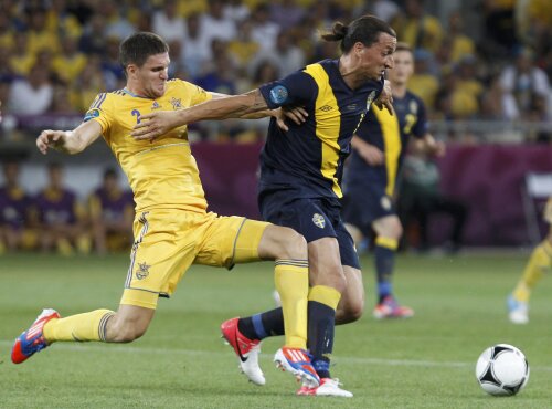 Zlatan Ibrahimovici (dreapta) a deschis scorul cu Ucraina. Insuficient (foto: Reuters)