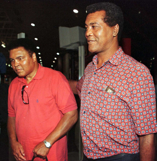 Teofilo Stevenson, prim plan, alături de Muhammad Ali într-o imagine din 1998 (foto: Reuters)