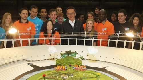 Macheta stadionului Olimpic cu decorul rezervat ceremoniei de deschidere a JO (foto: london2012.com)
